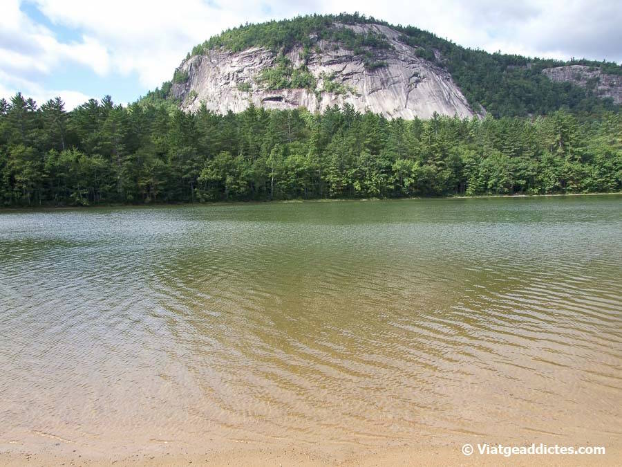 El lago Echo y el monte White Horse Ledge a su espalda (Conway, NH)