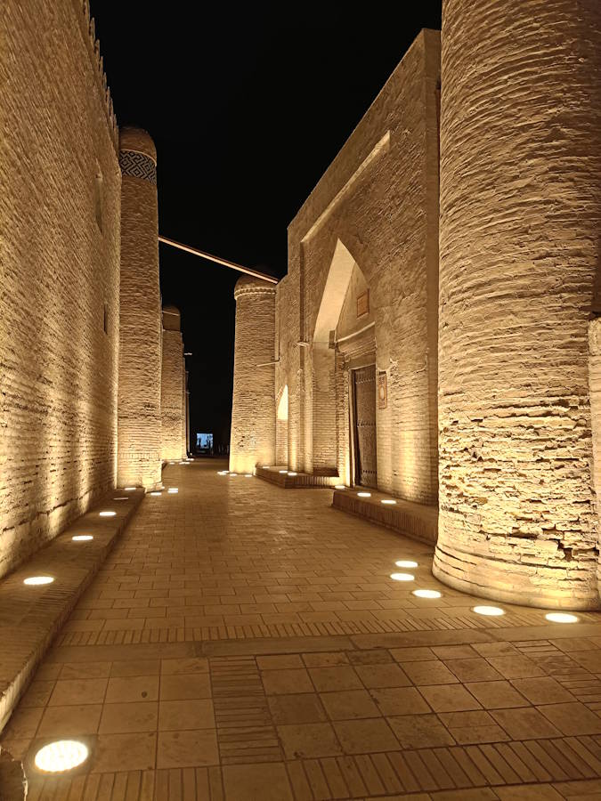 Iluminación nocturna en uno de los monumentos de (Jiva)