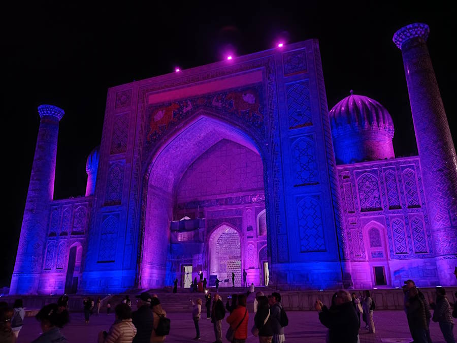 Espectacle nocturn de llum i so a la plaça Registan (Samarcanda)