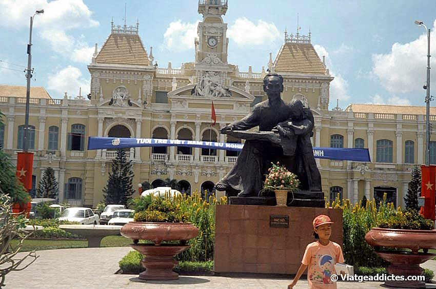 Estatua de Bac Ho, ante el Ayuntamiento (Saigón)