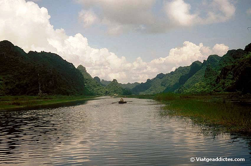 Navegando por el río Yeng Vi