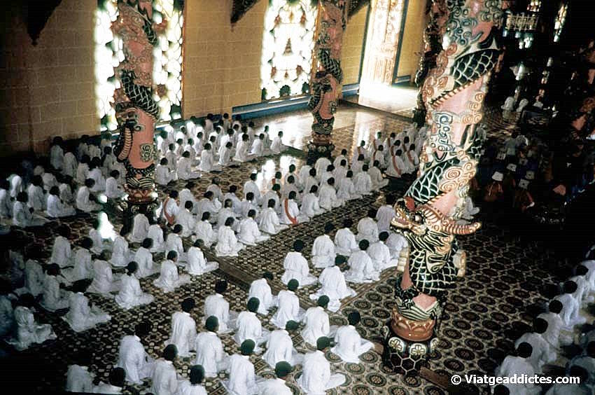 Cerimònia al Gran Temple Cao Dai (Tay Ninh)