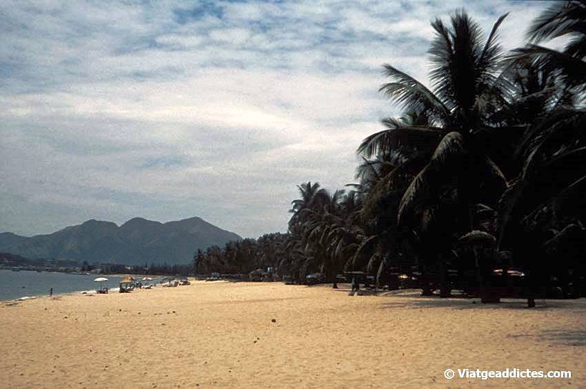 Vista de la atractiva playa de Nha Trang
