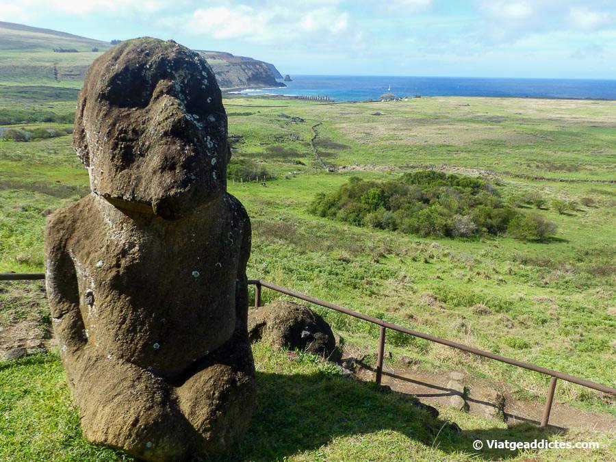 El moai Tukuturi y, al fondo, el conjunto Ahu Tongariki (Rano Raraku, isla Rapa Nui))