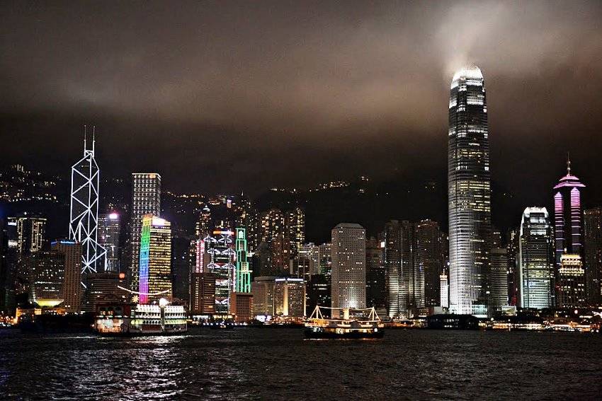 Vista nocturna del skyline de la isla de Hong Kong