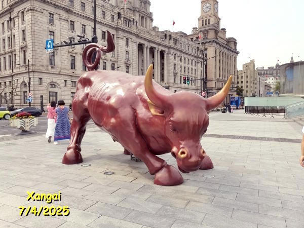 exp17-xina-china-shanghai-bund-bull