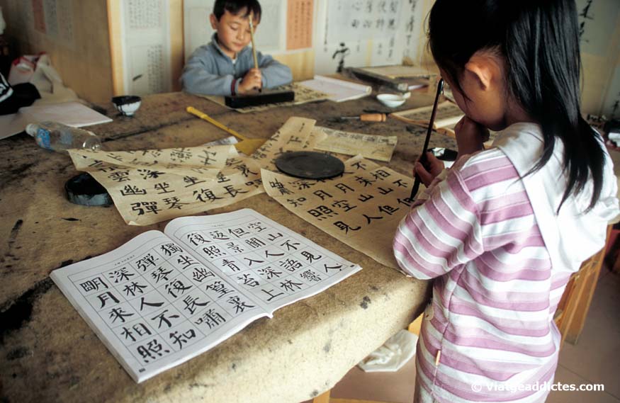 Nens aprenent cal·ligrafia xinesa (Lijiang)