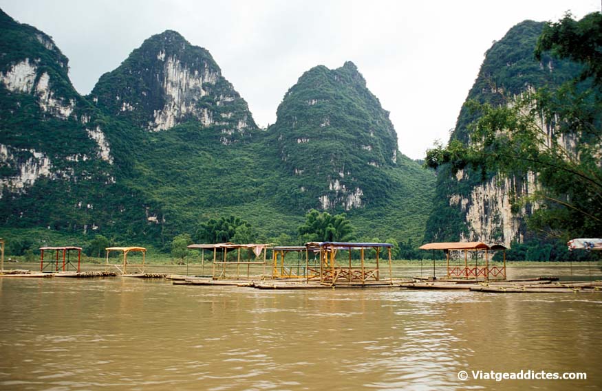 Embarcaciones en el río Li, cerca de Yangshuo