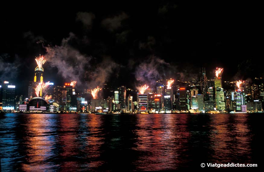 Espectáculo de luz y pirotecnia visto desde Kowloon (Hong Kong)