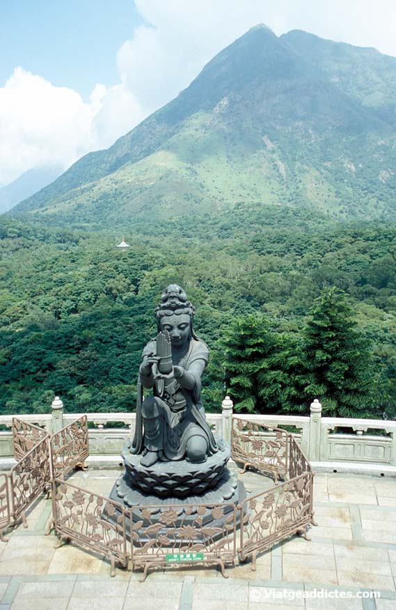 Estatua en el monasterio de Po Lin, en la isla de Lantau