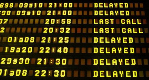 Rótulo con retrasos en aeropuerto europeo