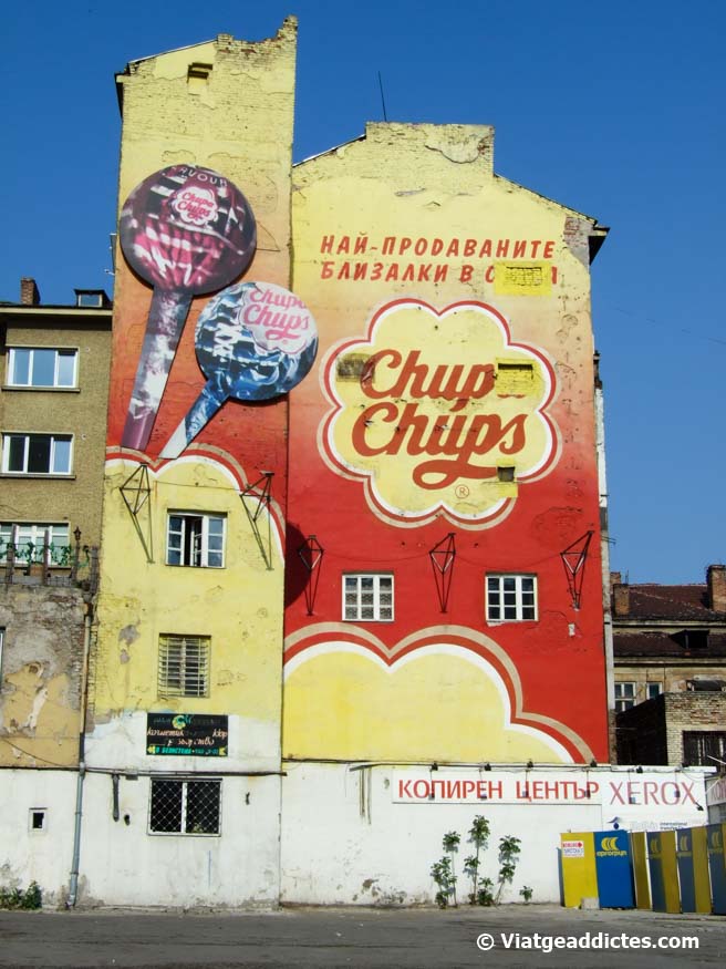 Sofia (Bulgària). Publicitat integrada en el carrer o... és al revés?