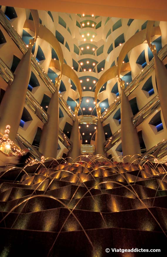 Dubai (EAU). No es el interior de la nave interestelar Enterprise. Es el atrio interior del hotel Burj el-Arab