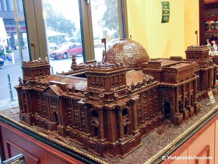Berl�n (Gemany). Scale model of the Reichstag made from chocolate, at the �Fassbender & Rausch� store