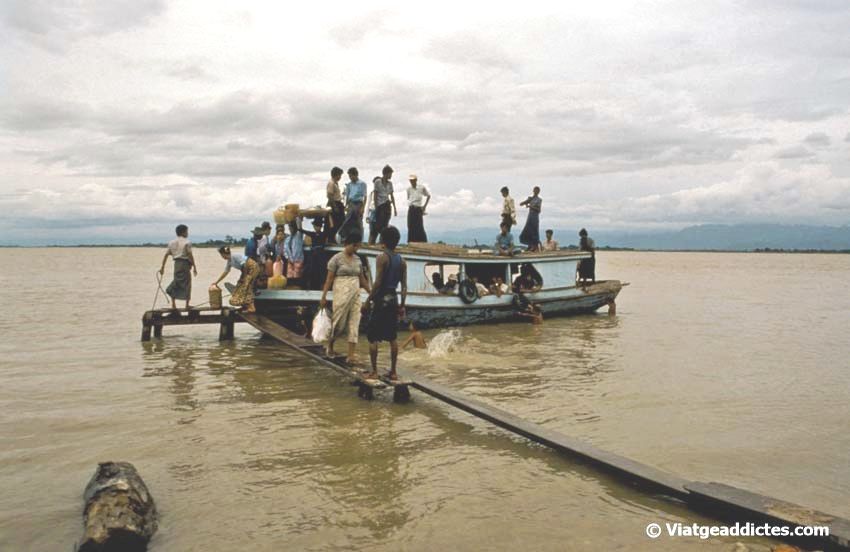 Muelle para equilibristas sobre el río Irrawaddy (Mingun - Myanmar)