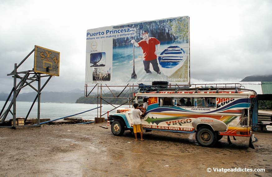 Sabang - Palawan (Filipinas). Jeepney, canasta de baloncesto y anuncio populista, tres características muy filipinas