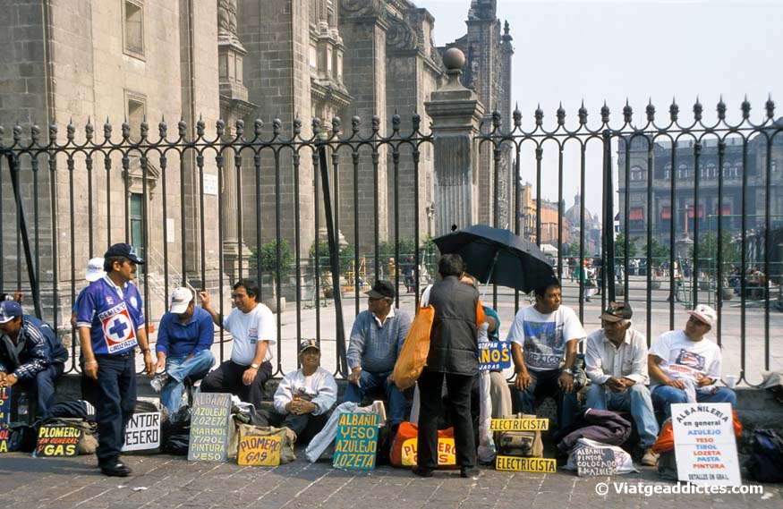 México DF (México). Antes de que llegara Internet así se anunciaban en la plaza del Zócalo