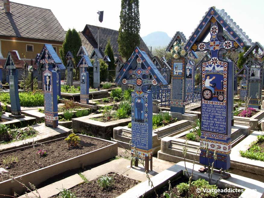 Sapanta (Romania). En el «Cementiri Feliç» de Sapanta no hi ha lloc per a la solemnitat i la tristesa