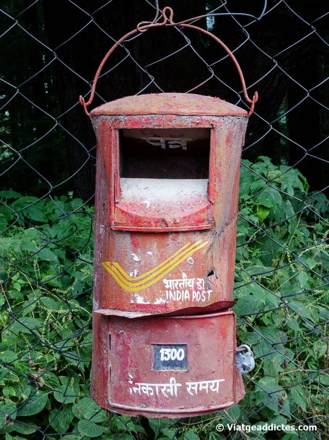 Manali (Himachal Pradesh, India). Rather than an old and decrepit India Post's mailbox