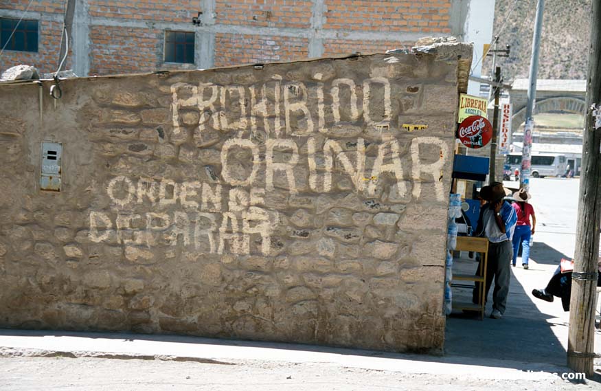 Chivay (Perú). Quizás una forma algo radical de prohibir, pero quién sabe si efectiva...