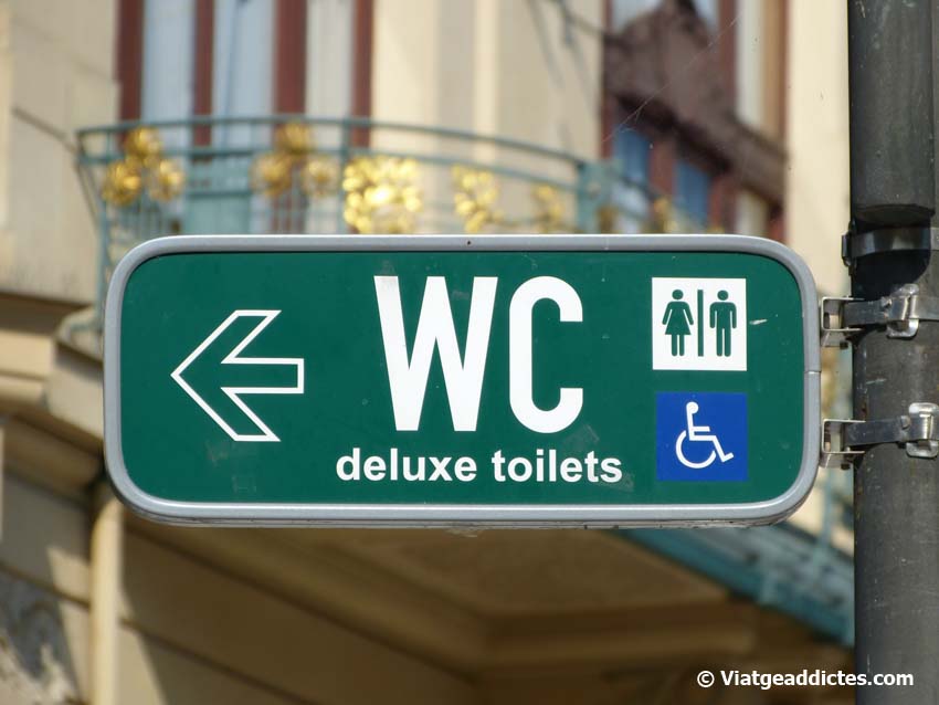 Praga (Rep. Txeca). Com deuen ser els lavabos de luxe que hi ha en alguns carrers de Praga?