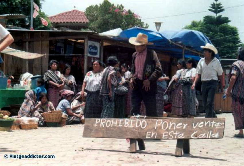 Santiago de Atitl�n (Guatemala). The sign says: �To sale is forbidden in this street�.Sellers seem not to pay much attention to the ban