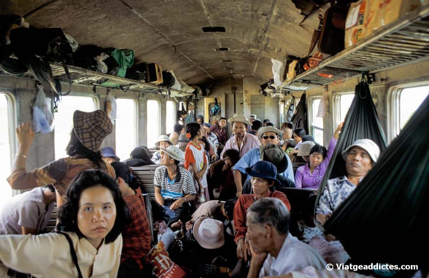 Viajando en un vagón de tren abarrotado (Camboya)