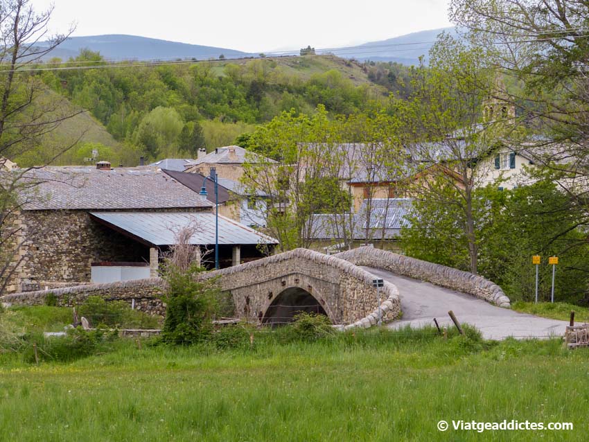 Entrada a Ur pel pont sobre el riu Angoustrine