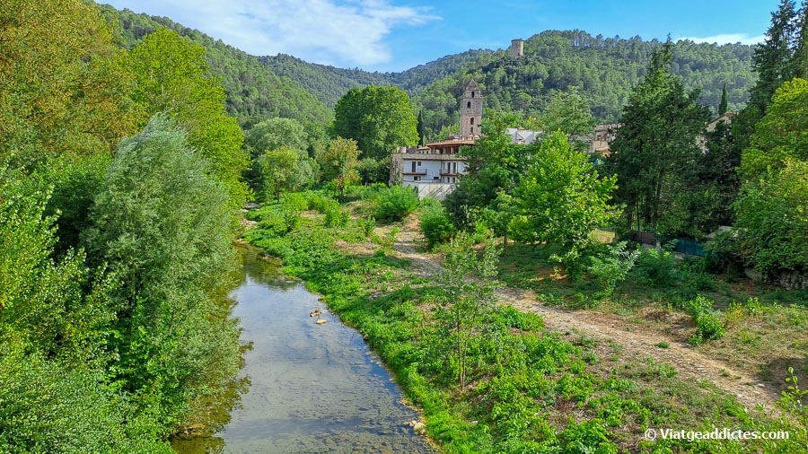 Vista del río La Muga, el campanario de la iglesia de Sant Llorenç y la Torre de Vigía al fondo Vista del río La Muga, el campanario de la iglesia de Sant Llorenç y la Torre de Vigía al fondo