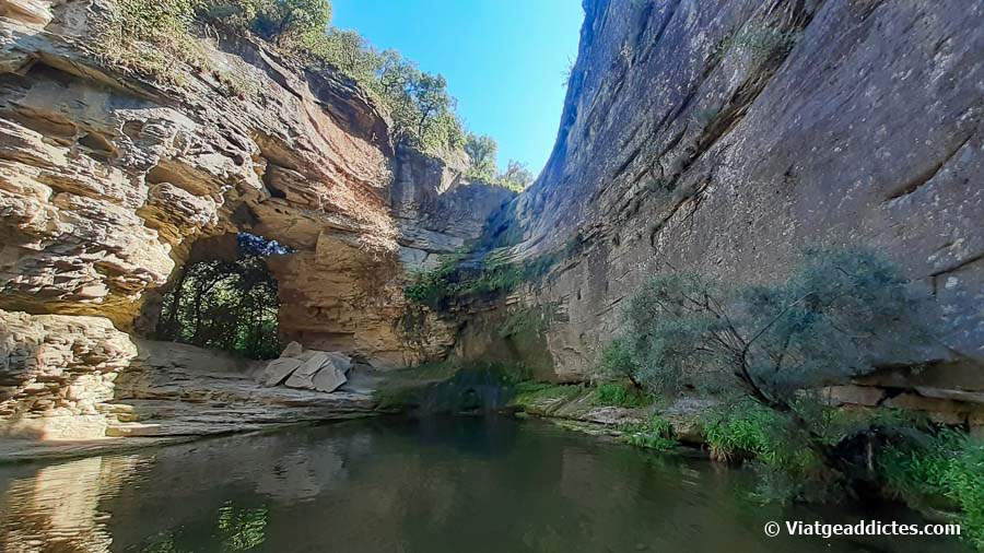 Imatge del gorg i el salt d'aigua de La Foradada