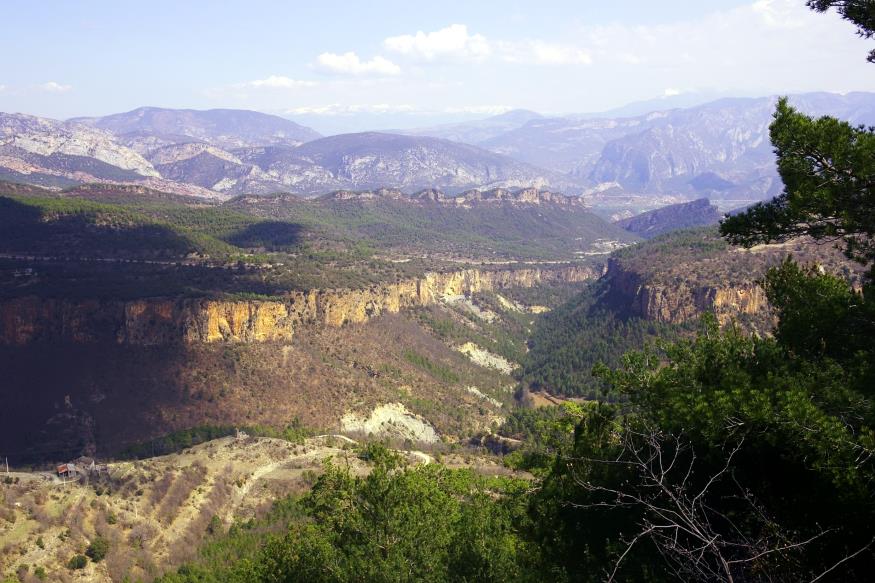 Vista del canyó de Valldarques des del pla del Tolustre Vista del canyó de Valldarques des del pla del Tolustre