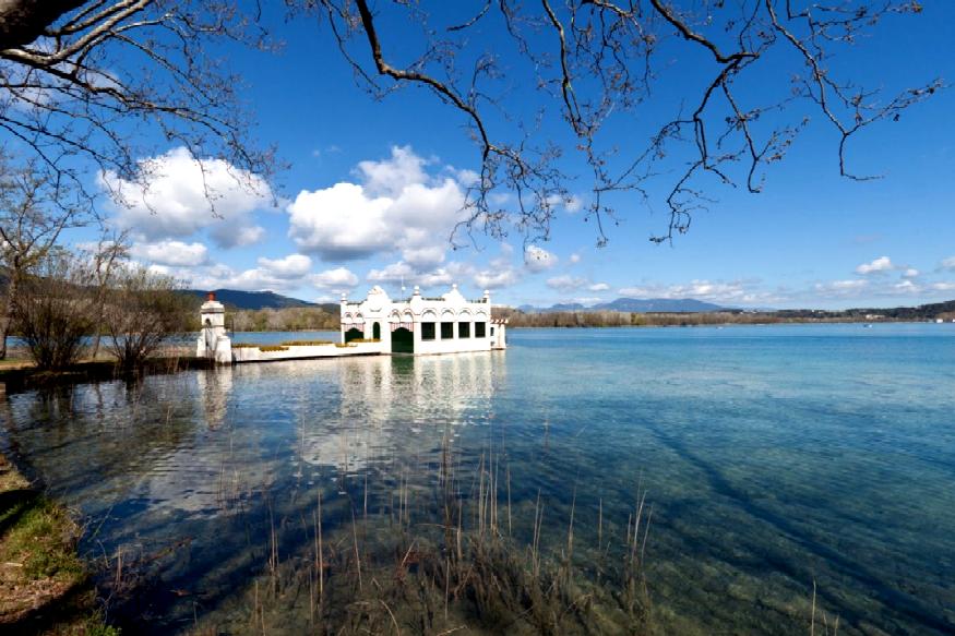 Vista de la Pesquera Marimon y el lago de Banyoles
