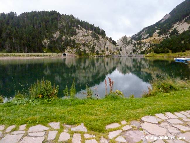 Vista sobre el lago de Nuria